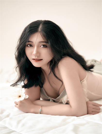 端盘子的姑娘美学价值分析：艺术美感与审美特征探讨